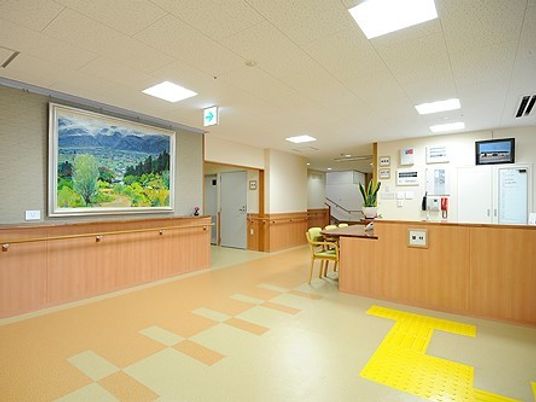 受付と廊下の清潔なロビー