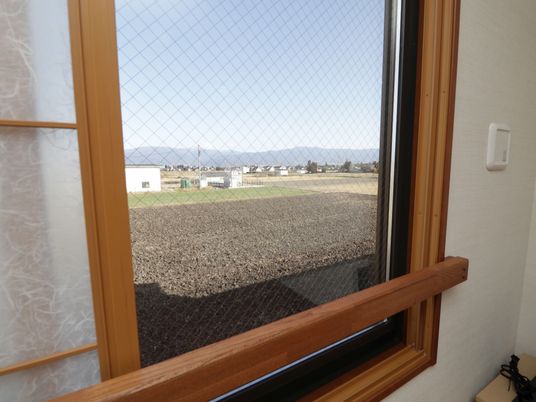 窓から見える開けた風景