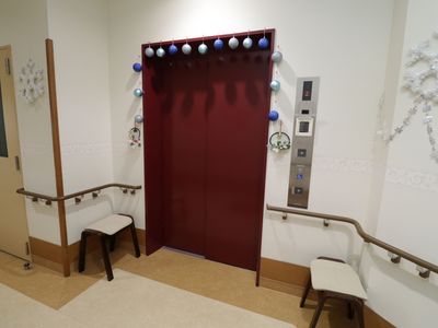 赤いエレベーターの入り口