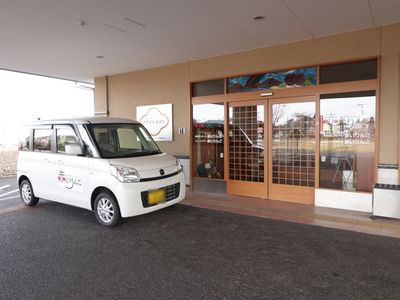 エントランスと送迎車