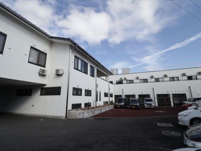 白い建物の施設外観