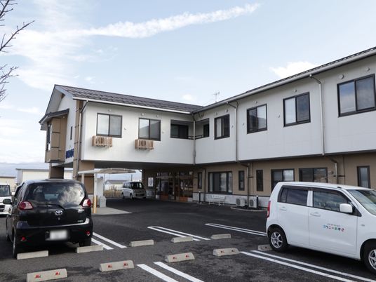 明るい外観の施設エントランス