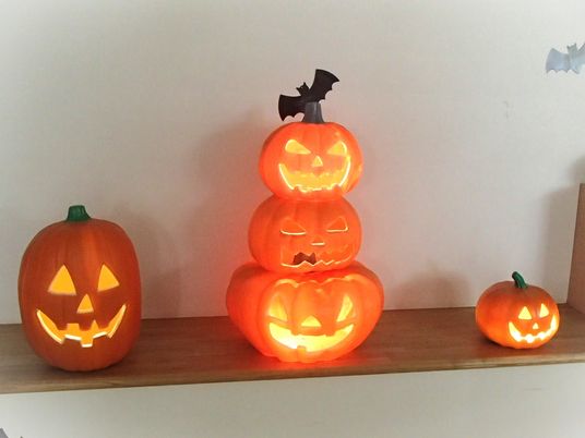 ハロウィン装飾の棚