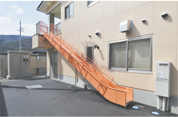 屋外滑り台のある外観