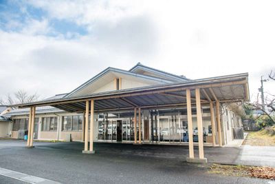 広々とした建物の外観