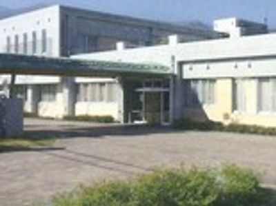 緑に囲まれた建物外観