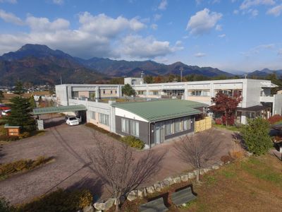山間の広大な施設外観