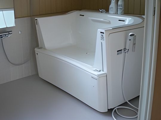 広い設備の浴室