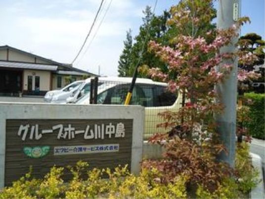 緑に囲まれたエントランス