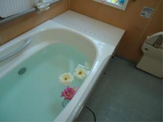 浴槽に花が浮かぶ浴室