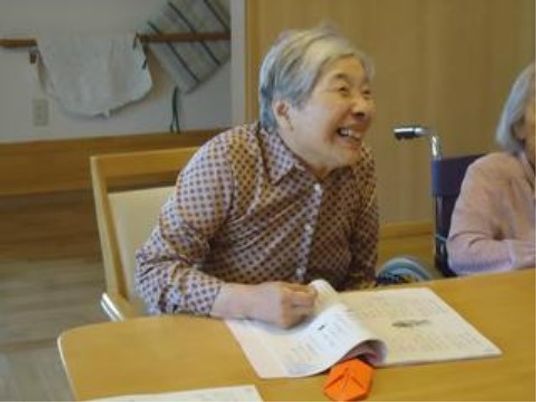 笑顔の高齢者と居室