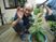 笑顔のおじいさんと植物