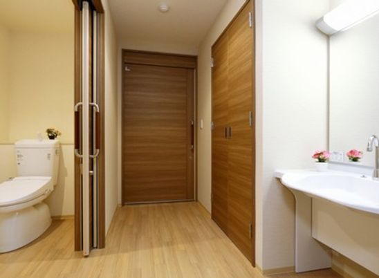 明るいトイレと洗面台