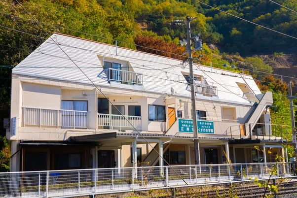 山間に位置する建物
