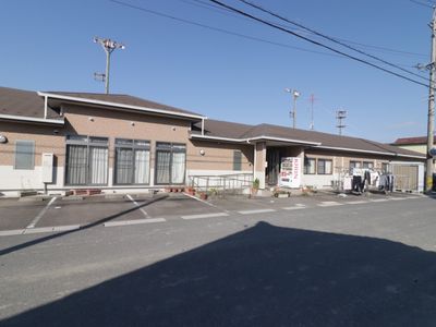 明るい施設の外観