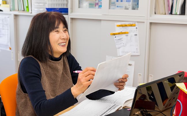 微笑むスタッフの様子