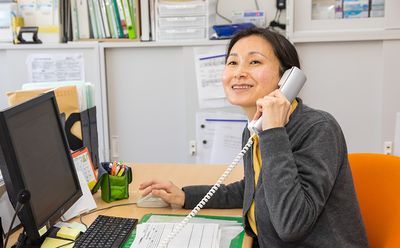 電話対応するスタッフ
