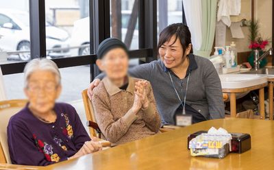 談笑するラウンジ