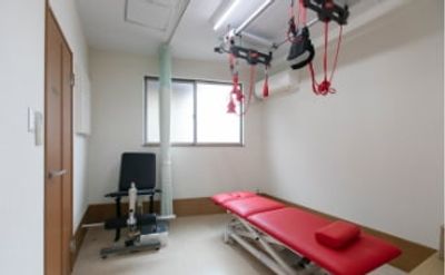 リハビリ機器が整った部屋