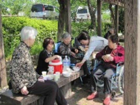 屋外でお茶する人々