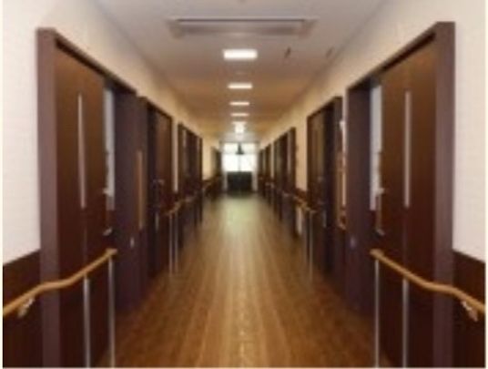 広々とした綺麗な廊下
