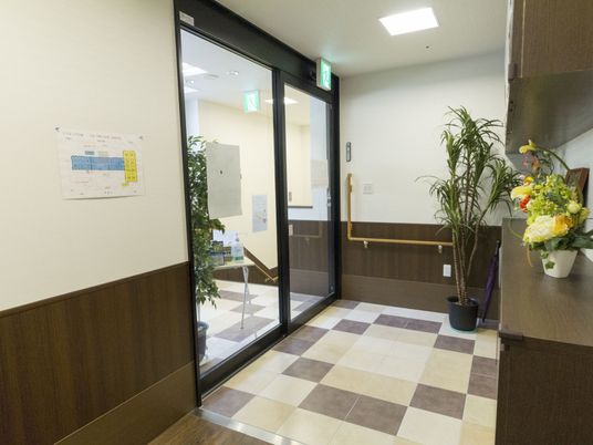 清潔な廊下と自動扉