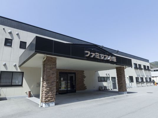 明るい施設のエントランス