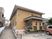 明るい色の建物エントランス