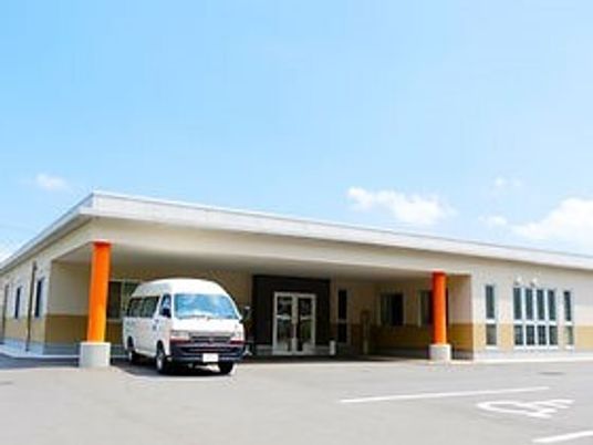 明るいエントランスの施設外観