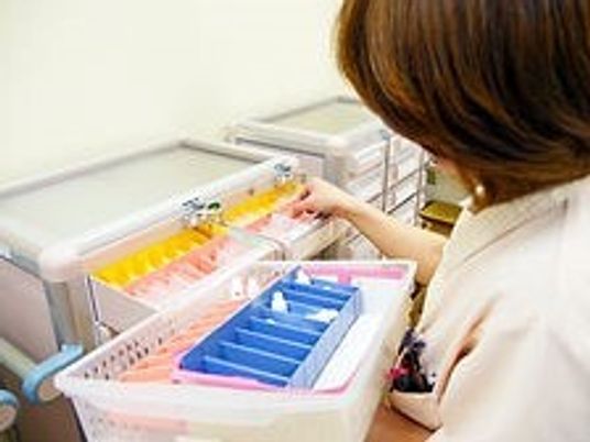看護師の手元とカート