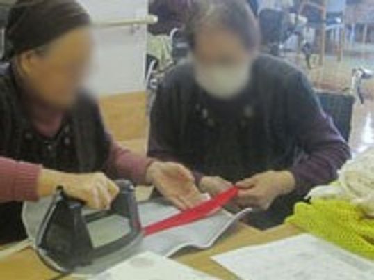 工具を扱う利用者の手元
