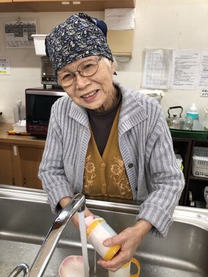 キッチンで作業中のスタッフの様子