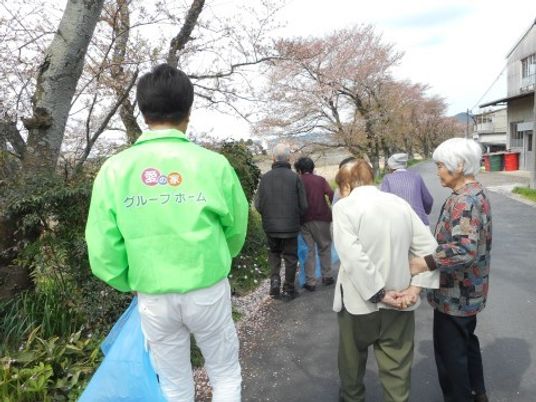 散歩中の利用者とスタッフ
