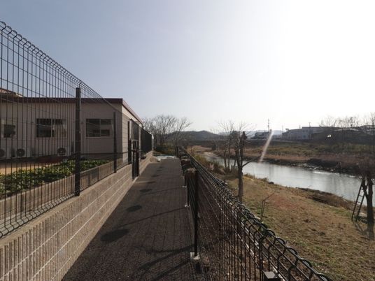 施設外観と周囲の景色
