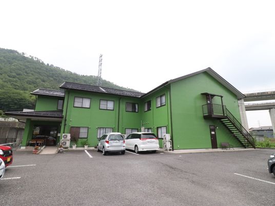 緑色の建物外観