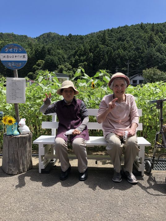 笑顔の二人と山の緑