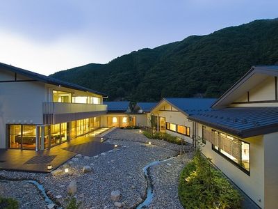 夕暮れ時の施設外観