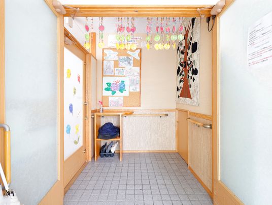 手作り飾りのある廊下
