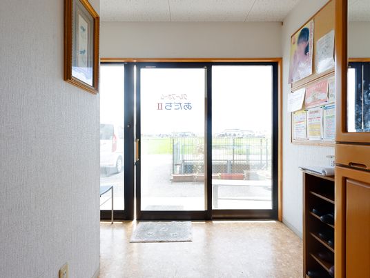 明るいエントランスの風景