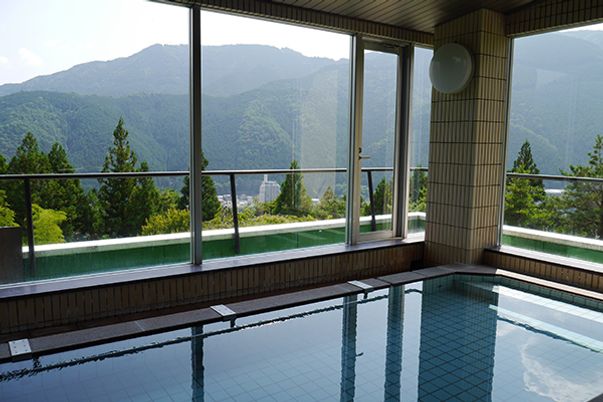 山々の景色が見える浴室