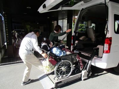 車椅子の利用者が乗降する様子