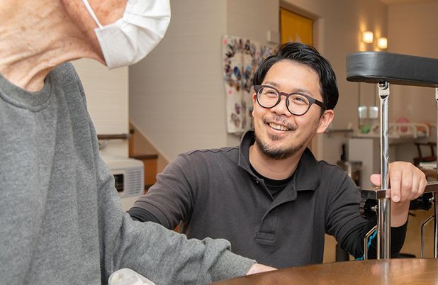 スタッフとの交流場面