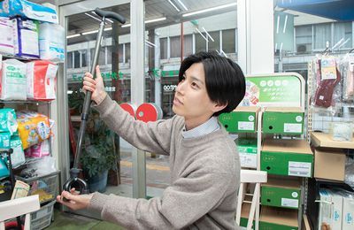 商品を手にする様子