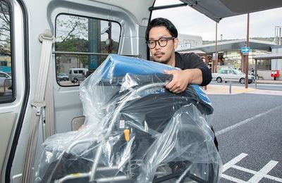 車椅子を運ぶスタッフ
