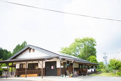 緑に囲まれた外観