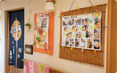 掲示物のある廊下