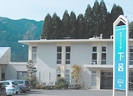 大きな看板がある建物