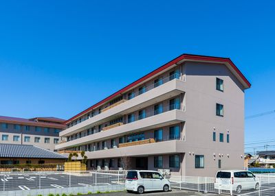 車が並ぶ建物の外観