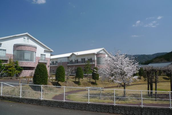春の景観が美しい外観  