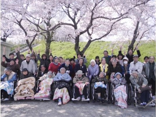 桜と共に笑顔の集合